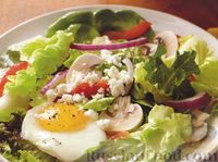 Фото к рецепту: Салат с яйцами-пашот, сырыми шампиньонами, сладким перцем и фетой