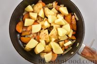 Фото приготовления рецепта: Рагу из куриного филе, с кабачками, молодой картошкой и помидорами - шаг №11