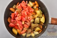 Фото приготовления рецепта: Рагу из куриного филе, с кабачками, молодой картошкой и помидорами - шаг №13