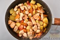 Фото приготовления рецепта: Рагу из куриного филе, с кабачками, молодой картошкой и помидорами - шаг №14