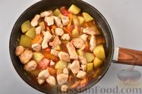 Фото приготовления рецепта: Рагу из куриного филе, с кабачками, молодой картошкой и помидорами - шаг №15