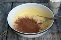 Фото приготовления рецепта: Шоколадно-творожный пирог с консервированными персиками и желе - шаг №4