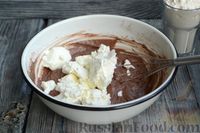 Фото приготовления рецепта: Шоколадно-творожный пирог с консервированными персиками и желе - шаг №5