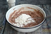 Фото приготовления рецепта: Шоколадно-творожный пирог с консервированными персиками и желе - шаг №6