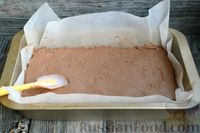 Фото приготовления рецепта: Шоколадно-творожный пирог с консервированными персиками и желе - шаг №7