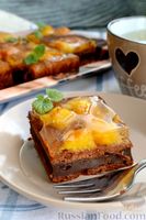 Фото приготовления рецепта: Шоколадно-творожный пирог с консервированными персиками и желе - шаг №16