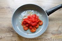 Фото приготовления рецепта: Курица, тушенная в томатном соусе, с курагой, имбирём и карри - шаг №6