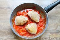 Фото приготовления рецепта: Курица, тушенная в томатном соусе, с курагой, имбирём и карри - шаг №8