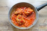Фото приготовления рецепта: Курица, тушенная в томатном соусе, с курагой, имбирём и карри - шаг №9