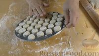 Фото приготовления рецепта: Дрожжевые мини-пирожки с картофельным пюре с зеленью и моцареллой - шаг №10