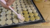 Фото приготовления рецепта: Дрожжевые мини-пирожки с картофельным пюре с зеленью и моцареллой - шаг №11
