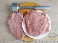Фото приготовления рецепта: Рулетики из свинины со шпинатом и яйцами - шаг №9
