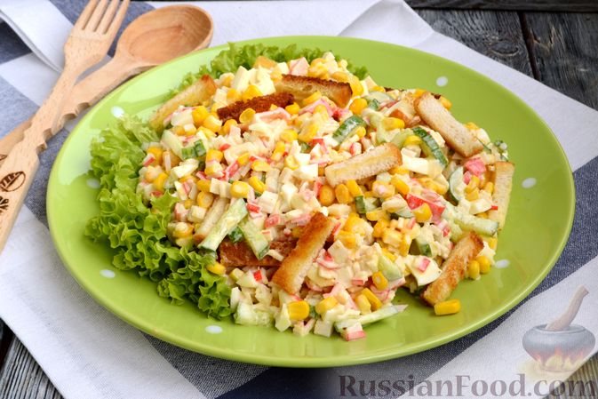 Салат из крабовых палочек с рисом, кукурузой и свежим огурцом