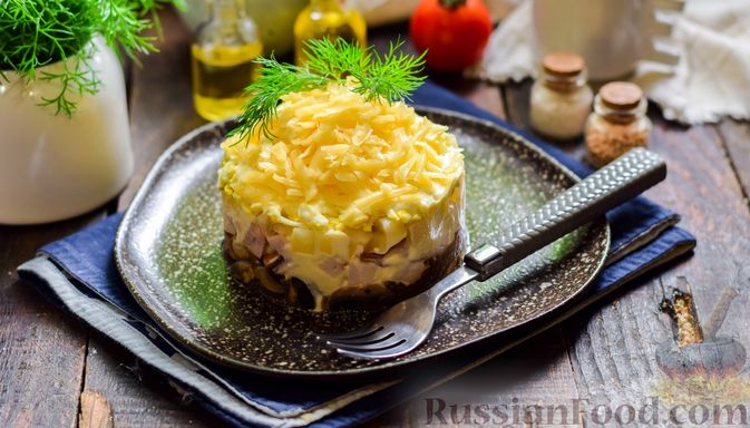 Вариант 1: Салат с курицей, ананасами и шампиньонами - классический рецепт с фото