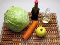Фото приготовления рецепта: Салат из капусты, моркови и яблока, с соевым соусом - шаг №1