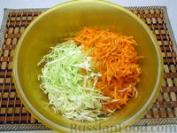 Фото приготовления рецепта: Салат из капусты, моркови и яблока, с соевым соусом - шаг №3