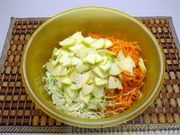 Фото приготовления рецепта: Салат из капусты, моркови и яблока, с соевым соусом - шаг №4