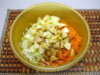 Фото приготовления рецепта: Салат из капусты, моркови и яблока, с соевым соусом - шаг №6