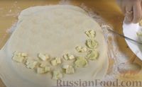 Фото приготовления рецепта: Дрожжевые мини-пирожки с картофельным пюре с зеленью и моцареллой - шаг №8