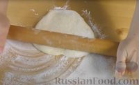 Фото приготовления рецепта: Дрожжевые мини-пирожки с картофельным пюре с зеленью и моцареллой - шаг №7