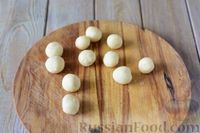 Фото приготовления рецепта: Пончики со сгущёнкой и кокосовой стружкой - шаг №9