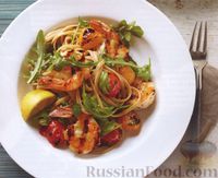 Фото к рецепту: Салат из макарон с креветками и помидорами, приготовленными на гриле