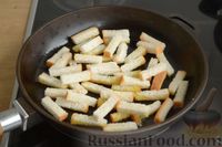 Фото приготовления рецепта: Салат из крабовых палочек с кукурузой, огурцом и сухариками - шаг №3