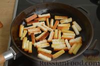 Фото приготовления рецепта: Салат из крабовых палочек с кукурузой, огурцом и сухариками - шаг №4
