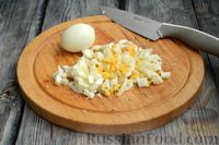 Фото приготовления рецепта: Салат из крабовых палочек с кукурузой, огурцом и сухариками - шаг №7