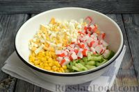 Фото приготовления рецепта: Салат из крабовых палочек с кукурузой, огурцом и сухариками - шаг №8