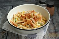 Фото приготовления рецепта: Салат из крабовых палочек с кукурузой, огурцом и сухариками - шаг №10