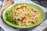 Фото приготовления рецепта: Салат из крабовых палочек с кукурузой, огурцом и сухариками - шаг №11