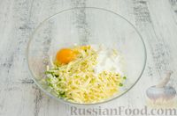 Фото приготовления рецепта: Открытый пирог с сыром и варёными яйцами - шаг №8