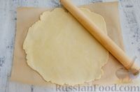Фото приготовления рецепта: Открытый пирог с сыром и варёными яйцами - шаг №9