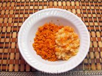 Фото приготовления рецепта: Рыбные котлеты с морковью и зеленью, запечённые в духовке - шаг №3