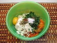 Фото приготовления рецепта: Рыбные котлеты с морковью и зеленью, запечённые в духовке - шаг №6