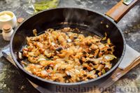 Фото приготовления рецепта: Слоёный салат с копчёной курицей, ананасами, жареными шампиньонами и сыром - шаг №7