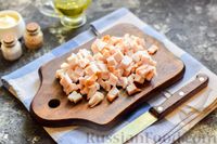 Фото приготовления рецепта: Слоёный салат с копчёной курицей, ананасами, жареными шампиньонами и сыром - шаг №8