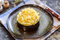 Фото приготовления рецепта: Слоёный салат с копчёной курицей, ананасами, жареными шампиньонами и сыром - шаг №16
