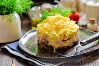 Фото приготовления рецепта: Слоёный салат с копчёной курицей, ананасами, жареными шампиньонами и сыром - шаг №17