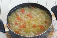 Фото приготовления рецепта: Суп с капустой, сельдереем, сладким перцем и помидором - шаг №7