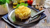 Фото к рецепту: Слоёный салат с копчёной курицей, ананасами, жареными шампиньонами и сыром
