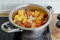 Фото приготовления рецепта: Говядина, тушенная с молодой картошкой - шаг №13