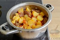 Фото приготовления рецепта: Говядина, тушенная с молодой картошкой - шаг №14