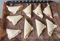 Фото приготовления рецепта: Треугольники из дрожжевого теста на сметане, с творожно-клубничной начинкой - шаг №17