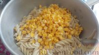 Фото приготовления рецепта: Запеканка из макарон с консервированной рыбой, кукурузой и моцареллой - шаг №11