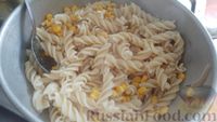 Фото приготовления рецепта: Запеканка из макарон с консервированной рыбой, кукурузой и моцареллой - шаг №12