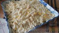 Фото приготовления рецепта: Запеканка из макарон с консервированной рыбой, кукурузой и моцареллой - шаг №14