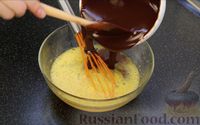 Фото приготовления рецепта: Шоколадный брауни со сливочно-карамельным кремом - шаг №7