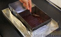 Фото приготовления рецепта: Шоколадный брауни со сливочно-карамельным кремом - шаг №12